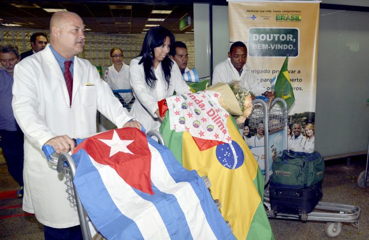 Médicos cubanos del proyecto de colaboración "Más médicos", de Brasil. Foto: UOL/Archivo.