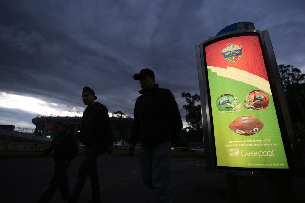 Los anuncios alusivos al partido de NFL en el Azteca ya se podían observar en diversos puntos de la capital mexicana. (AP Foto/Rebecca Blackwell)