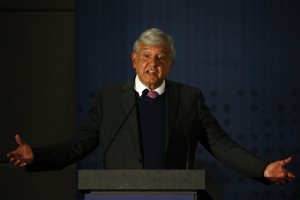 El presidente electo de México, Andrés Manuel López Obrador, habla de los cambios que su gobierno hará cuando él asuma el poder el 1 de diciembre, en una conferencia de prensa en la Ciudad de México, el miércoles 14 de noviembre de 2018. (AP Foto/Anthony Vázquez)