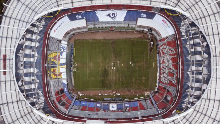 La fotografía tomada desde el aire el martes 13 de noviembre de 2018 muestra el maltrato de la cancha del Estadio Azteca. (AP Foto/Christian Palma)