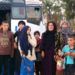 En esta imagen, distribuida por la agencia oficial de noticias de Siria, SANA, mujeres y niños liberados del grupo extremista Estados Islámico en Hamima, al este de la histórica ciudad de Palmora, en Siria, el 8 de noviembre de 2018. (SANA vía AP)