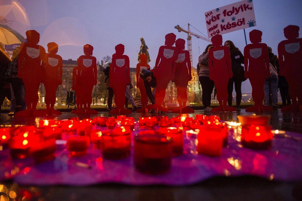 Manifestación por el Día Internacional de la Eliminación de la Violencia contra las Mujeres, en Hungría. Miles de ciudades se sumaron a la conmemoración. Foto: Zoltan Balogh/MTI vía AP.