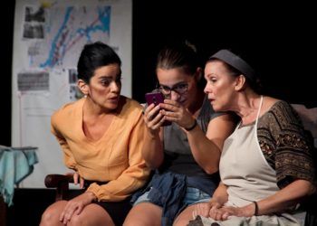 Obra "Lengua materna", en la foto de izq. a derecha las actrices Gilda Bello, Arianna Delgado, y Yeyé Baéz. Foto: Tomada del evento creado en Facebook por la directora de la Compañía del Cuartel.