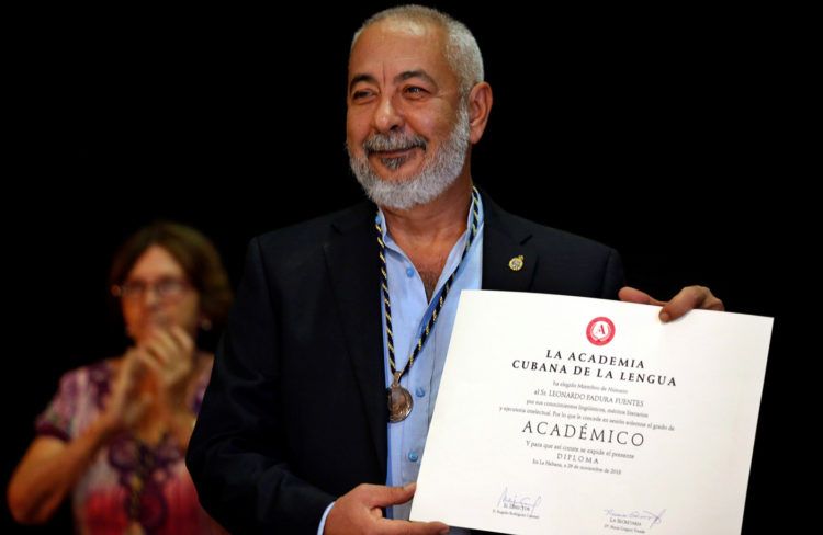 El novelista Leonardo Padura, muestra su diploma que lo acredita como miembro de la Academia Cubana de la Lengua este 26 de noviembre del 2018, en La Habana. Foto: Ernesto Mastrascusa / EFE.
