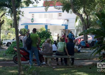 Cubanos hacen cola frente a la embajada de Panamá en La Habana, en noviembre de 2018, para solicitar la "tarjeta de turismo de compras". Foto: Otmaro Rodríguez / Archivo.