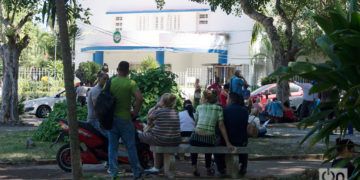 Cubanos hacen cola frente a la embajada de Panamá en La Habana, en noviembre de 2018, para solicitar la "tarjeta de turismo de compras". Foto: Otmaro Rodríguez / Archivo.