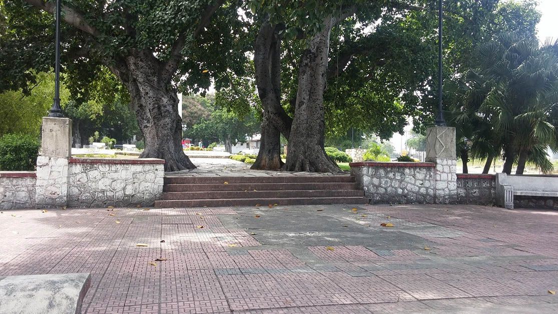 Así luce en la actualidad el espacio donde estuvo el monumento, con los árboles sobrevivientes. Foto: Ignacio Fernández Díaz.