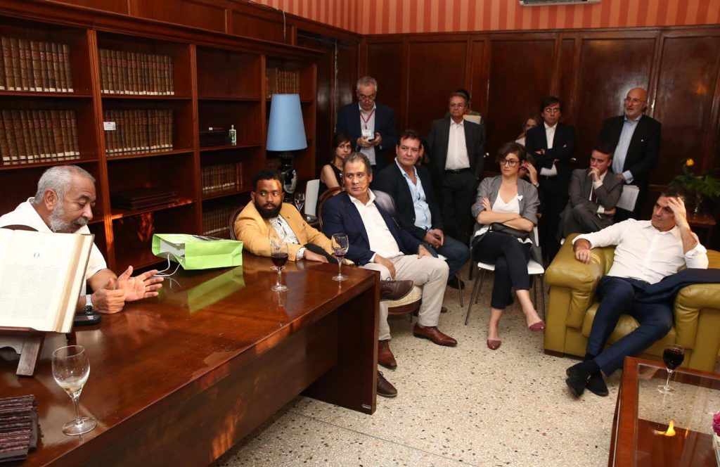 En la foto artistas, periodistas, emprendedores que tuvieron un encuentro con el presidente del gobierno español Pedro Sánchez el pasado 23 de noviembre en La Habana. Foto: Cortesía de la Embajada de España en Cuba.