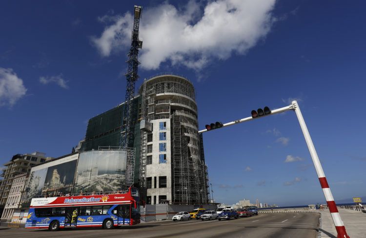 El Hotel Prado y Malecón, en construcción en La Habana. Foto: Jorge Luis Baños / IPS.