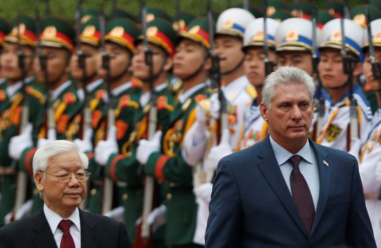 Foto de archivo del presidente cubano, Miguel Díaz-Canel (d), junto al entonces presidente de Vietnam, Nguyen Phu Trong (i), durante su visita a ese país asiático como parte de una gira internacional en noviembre de 2018. Foto: EFE/ KHAM / Pool / Archivo.