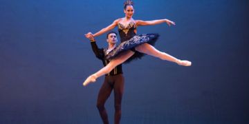 En esta imagen, tomada el 29 de octubre de 2018, los bailarines cubanos expatriados Taras Domitro y Adianys Almeida (arriba), actúan en La Habana, Cuba. Foto: Desmond Boylan / AP.