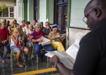 En esta imagen, tomada el 30 de septiembre de 2018, un grupo de vecinos participa en un foro público sobre una reforma constitucional en La Habana. Foto: Desmond Boylan / AP.