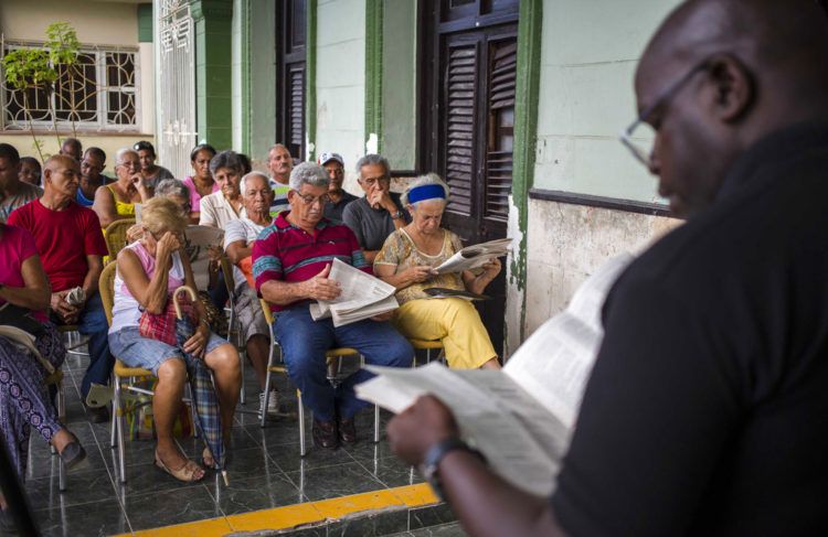 En esta imagen, tomada el 30 de septiembre de 2018, un grupo de vecinos participa en un foro público sobre una reforma constitucional en La Habana. Foto: Desmond Boylan / AP.