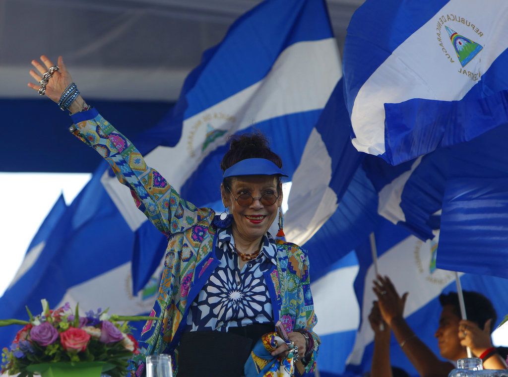 La primera dama y vicepresidenta de Nicaragua Rosario Murillo saludando durante una manifestación en Managua. Foto: Alfredo Zúñiga / AP.