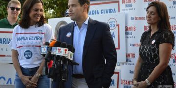 Marco Rubio habla a la prensa en un meeting de apoyo a María Elvira Salazar, candidata republicana al Congreso por el distrito 27. Foto; Marita Pérez Díaz.