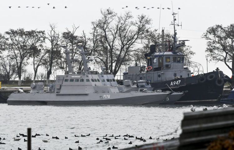 Tres buques ucranianos aparecen en puerto en Kerch, Crimea, el lunes 26 de noviembre de 2018, tras ser secuestrados la víspera por la marina rusa. Foto: AP.