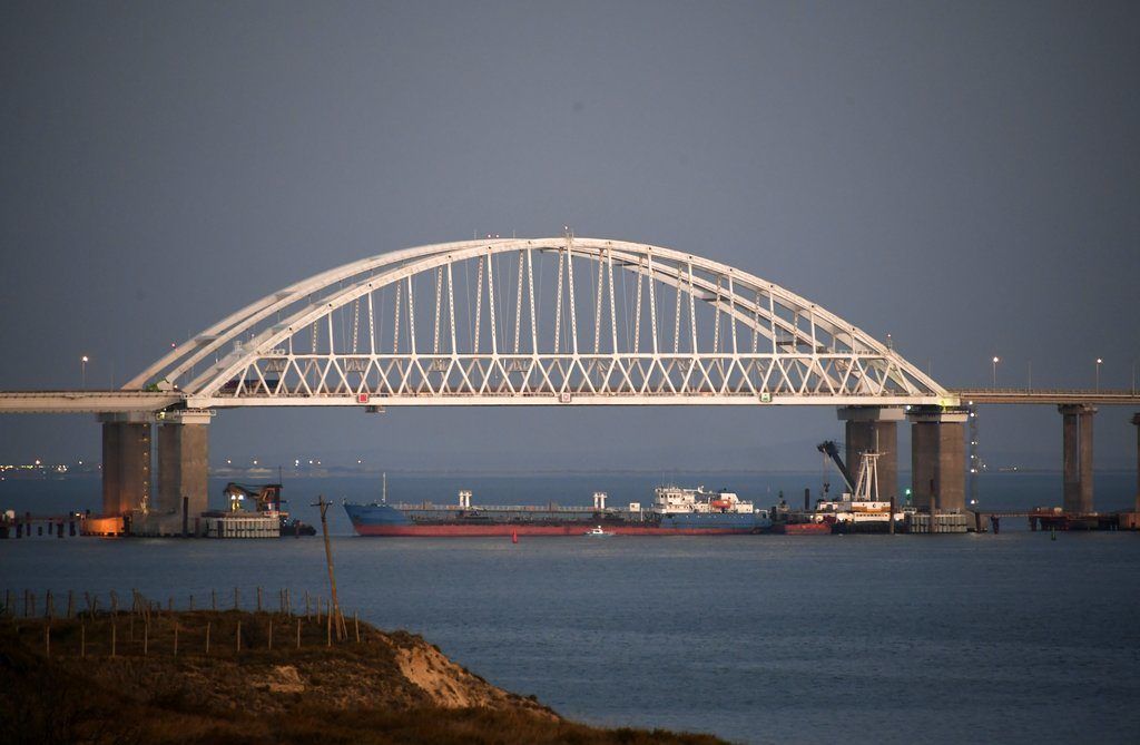 Esta imagen muestra un bloqueo al paso de buques bajo el puente Kerch cerca de Kerch, Crimea, el domingo 25 de noviembre de 2018. Foto: AP.