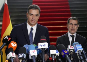 El presidente del gobierno español Pedro Sánchez ofrece una conferencia de prensa con su colega marroquí Saad Eddine el-Othmani tras un encuentro en Rabat el 19 de noviembre del 2018. Foto: AP.
