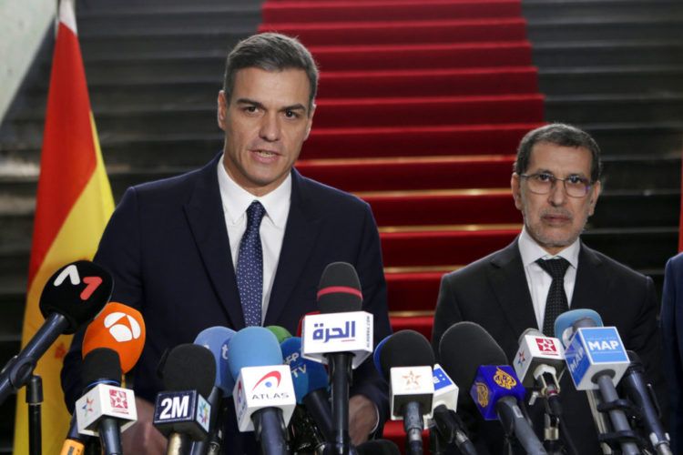 El presidente del gobierno español Pedro Sánchez ofrece una conferencia de prensa con su colega marroquí Saad Eddine el-Othmani tras un encuentro en Rabat el 19 de noviembre del 2018. Foto: AP.