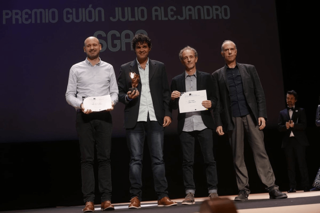Amílcar Salatti (segundo de izquierda a derecha) recibe su premio de guión de la SGAE.