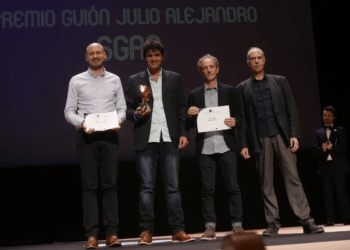 Amílcar Salatti (segundo de izquierda a derecha) recibe su premio de guión de la SGAE.