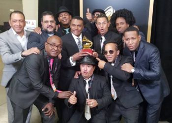 El Septeto Santiaguero junto a José Alberto "El Canario" posa con el Grammy Latino 2018 tras la ceremonia realizada en Las Vegas. Foto: Perfil de Facebook del Septeto Santiaguero.