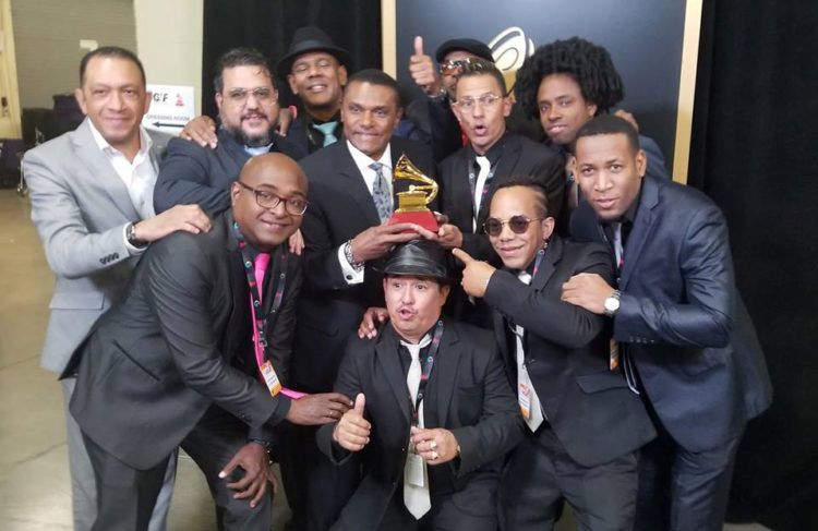 El Septeto Santiaguero junto a José Alberto "El Canario" posa con el Grammy Latino 2018 tras la ceremonia realizada en Las Vegas. Foto: Perfil de Facebook del Septeto Santiaguero.