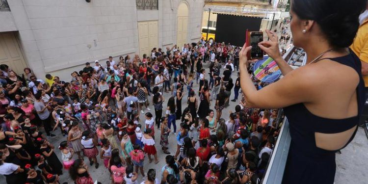 Irene Rodríguez, directora de la compañía de baile español que lleva su nombre, saca fotografías del flashmob. Foto: Yander Zamora.