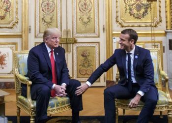 El presidente francés Emmanuel Macron coloca su mano sobre la rodilla de su homólogo estadounidense Donald Trump antes de su reunión en el Palacio del Elíseo en París, el sábado 10 de noviembre de 2018. Foto> Christophe Petit Tesson, Pool via AP.