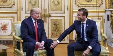 El presidente francés Emmanuel Macron coloca su mano sobre la rodilla de su homólogo estadounidense Donald Trump antes de su reunión en el Palacio del Elíseo en París, el sábado 10 de noviembre de 2018. Foto> Christophe Petit Tesson, Pool via AP.