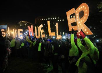 Manifestantes se reúnen y sostienen carteles frente a la Casa Blanca en Washington el jueves 8 de noviembre de 2018 como parte de una campaña nacional “Protección a Mueller”. (AP Foto/Manuel Balce Ceneta)