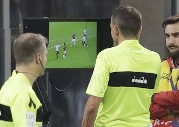 El video arbitraje (VAR) es utilizado en las principales ligas europeas y torneos de la FIFA. (AP Foto/Luca Bruno)