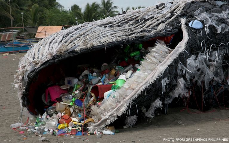 Escultura hecha por Greenpeace, llamada "la ballena de plástico", en 2017 en Filipinas para que la gente tome conciencia sobre el peligro del plástico para la vida marina.