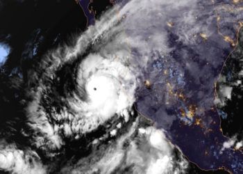 Esta imagen distribuida por la Oficina Nacional de Administración Oceánica y Atmosférica (NOAA, por sus siglas en inglés) el lunes 22 de octubre de 2018 muestra el huracán Willa en el Pacífico en una trayectoria hacia la costa de México. (NOAA vía AP)
