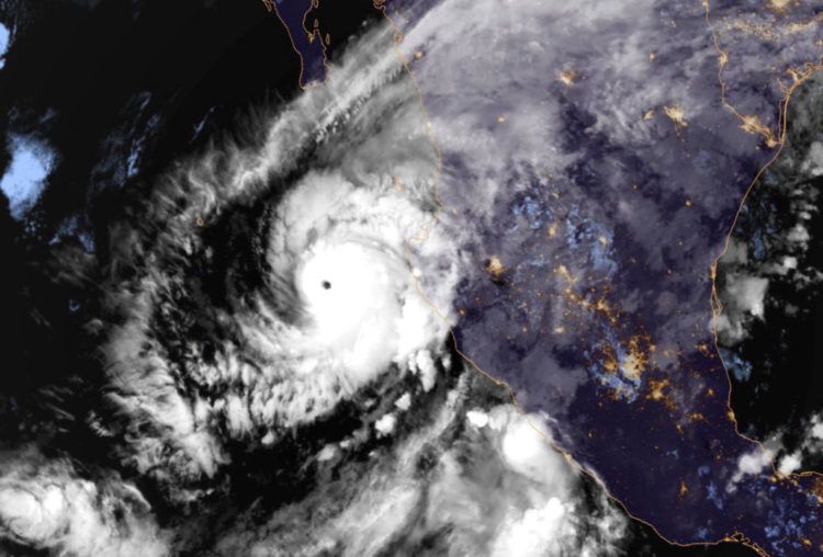 Esta imagen distribuida por la Oficina Nacional de Administración Oceánica y Atmosférica (NOAA, por sus siglas en inglés) el lunes 22 de octubre de 2018 muestra el huracán Willa en el Pacífico en una trayectoria hacia la costa de México. (NOAA vía AP)