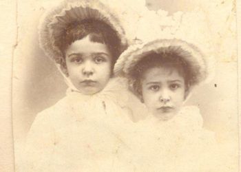 Abuelita y tía Loló. Foto: Archivo familiar.