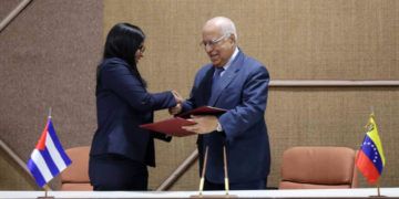 Delcy Rodríguez (izq), Vicepresidenta Ejecutiva de Venezuela, saluda a Ricardo Cabrisas, vicepresidente cubano del Consejo de Ministros, tras el acuerdo del plan de cooperación bilateral para 2019. Foto: @CancilleriaVE / Twitter.