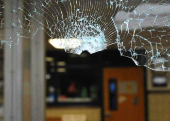 La parte superior de un agujero de bala en la ventana de vidrio a través de la cual Adam Lanza accedió el 14 de diciembre de 2012 a la Escuela Primaria Sandy Hook en Newtown, Connecticut. Foto: Policía de Connecticut.