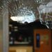 La parte superior de un agujero de bala en la ventana de vidrio a través de la cual Adam Lanza accedió el 14 de diciembre de 2012 a la Escuela Primaria Sandy Hook en Newtown, Connecticut. Foto: Policía de Connecticut.