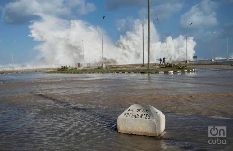 Marejadas e inundaciones en las cercanías del malecón de la Habana en diciembre de 2018. Foto: Otmaro Rodríguez / Archivo.
