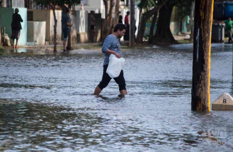 Inundaciones en la parte baja de la zona occidental de la Habana. Foto: Otmaro Rodríguez