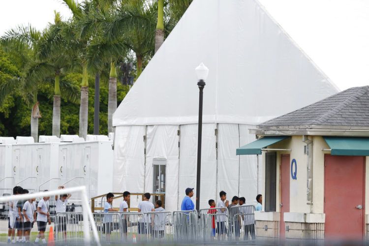 En esta imagen de archivo, tomada el 20 de junio de 2018, niños migrantes caminan en fila en el exterior del albergue temporal para menores no acompañados Homestead, en Homestead, Florida. Foto: Brynn Anderson / AP.