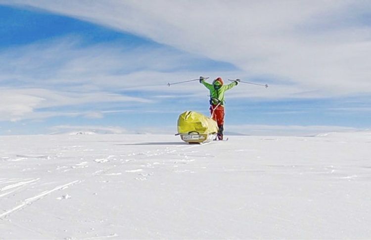 En esta fotografía facilitada por el aventurero estadounidense Colin O’Brady él posa durante su recorrido por la Antártida el miércoles 26 de diciembre de 2018. Foto: Colin O'Brady vía AP.