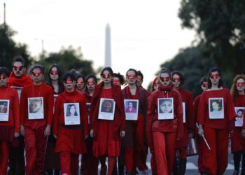 En esta fotografía del 3 de junio de 2017 un grupo de mujeres muestran imágenes de víctimas de la violencia de género durante una protesta en Buenos Aires. Bajo el hashtag #NiUnaMenos, las manifestantes exigieron al gobierno unas políticas para frenar el aumento de feminicidios en el país sudamericano. Foto: Natacha Pisarenko / AP.