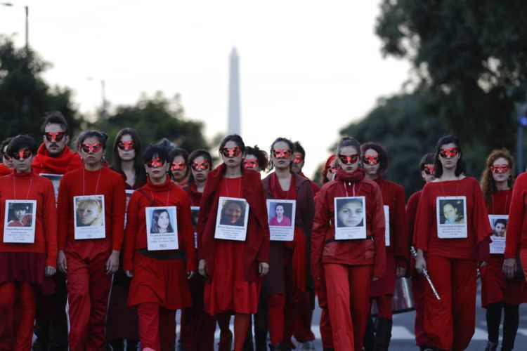En esta fotografía del 3 de junio de 2017 un grupo de mujeres muestran imágenes de víctimas de la violencia de género durante una protesta en Buenos Aires. Bajo el hashtag #NiUnaMenos, las manifestantes exigieron al gobierno unas políticas para frenar el aumento de feminicidios en el país sudamericano. Foto: Natacha Pisarenko / AP.