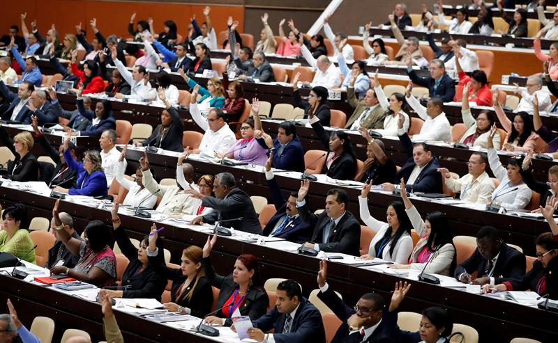 Votación durante la sesión plenaria del II período ordinario de la IX Legislatura del Parlamento cubano, 21 de diciembre de 2018. Foto: Ernesto Mastrascusa / EFE.