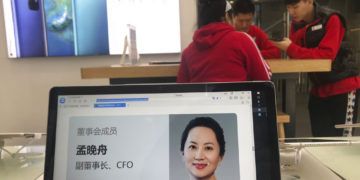 Imagen del perfil de la directora financiera de Huawei, Meng Wanzhou, visto en una computadora de la marca en una de sus tiendas en Beijing, China, el 6 de diciembre de 2018. Foto: Ng Han Guan / AP.