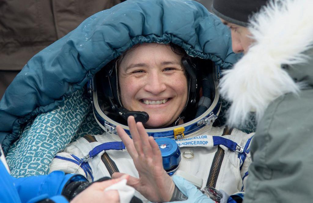 La astronauta de origen cubano Serena Auñón-Chancellor a su regreso a la Tierra tras más de seis meses en la Estación Espacial Internacional. Foto: @NASA / Twitter.