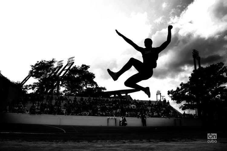 Juan Miguel Echevarría puso a soñar a los cubanos con sus impresionantes saltos de este 2018. Foto: Ricardo López Hevia