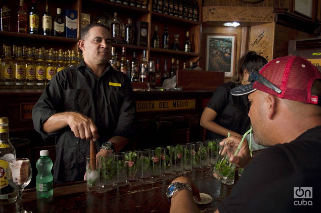 Prepación de Mojitos en la Bodeguita del Medio. Foto: Otmaro Rodrígu